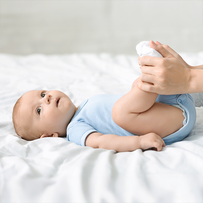 Massaggio neonatale: benefici e tecniche contro coliche e stitichezza del neonato